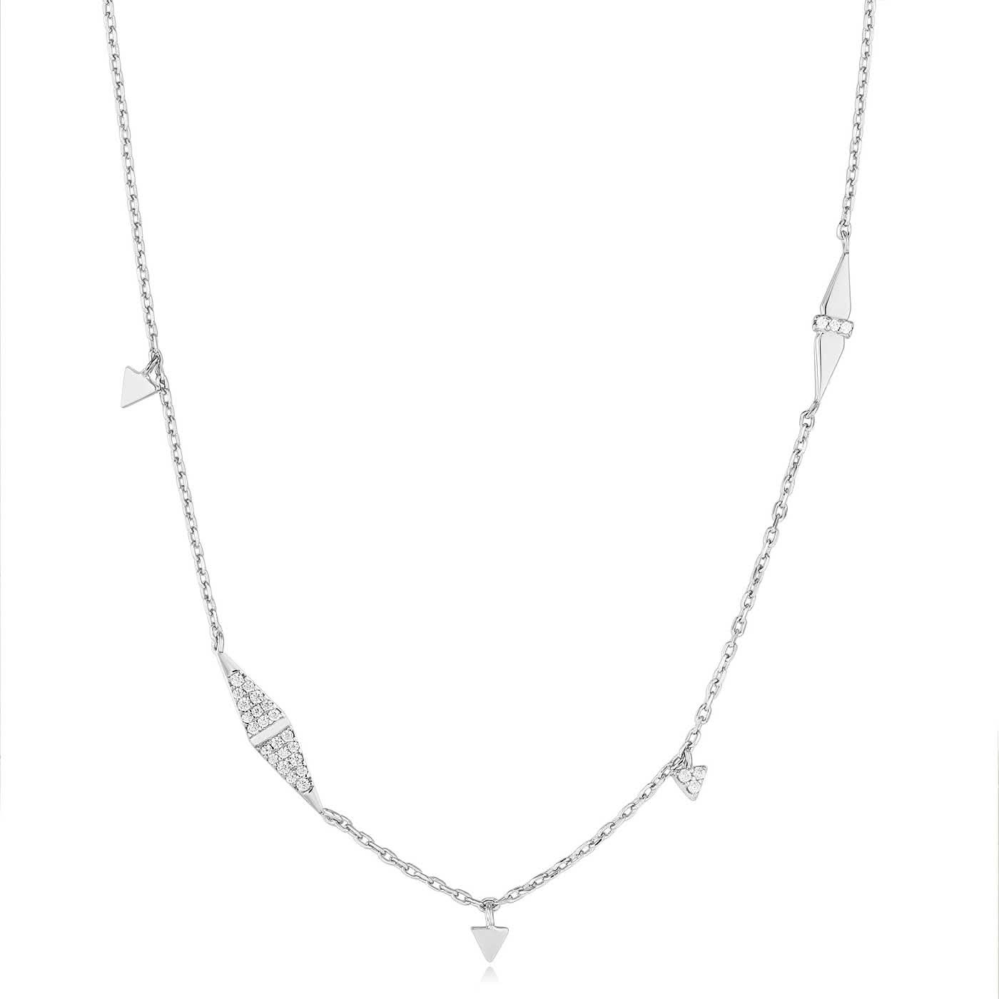 Collana color argento con ciondolo geometrico tempestato di pietre