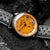 Orologio da uomo con quadrante arancione, cinturino in pelle grigia con fori