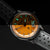 Orologio da uomo con quadrante arancione e indici luminescenti, cinturino in pelle grigia