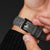 Bracciale in pelle con fibbia e fila di fori, goffratura effetto legno, per orologio da uomo