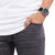 Herrenuhr am Handgelenk mit schwarzem Lederarmband und blauem Zifferblatt