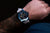 Orologio da uomo al polso: quadrante blu, cinturino in silicone bianco, lunetta blu