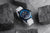 Orologio da uomo su pietre: quadrante blu, lunetta blu e cinturino in silicone bianco