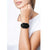 Smartwatch am Handgelenk mit schwarzem Armband und rechteckigem Display, Uhrzeit 12