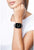 Smartwatch al polso con display nero e cinturino in maglia metallica argentata