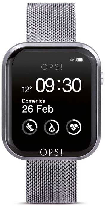 Smartwatch con display nero e cinturino in maglia metallica argentata