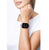 Smartwatch al polso con cinturino viola e display nero