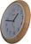 Orologio da parete con cassa in legno di profilo, quadrante bianco e lancette nere