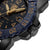 Orologio da uomo in vista laterale: cinturino blu, lunetta zigrinata, datario e indici luminescenti.