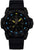 Orologio da uomo con cinturino in caucciù nero, quadrante scuro, indici luminescenti giallo-blu e datario.