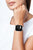 OPS! Smartwatch al polso, display nero, cinturino bianco