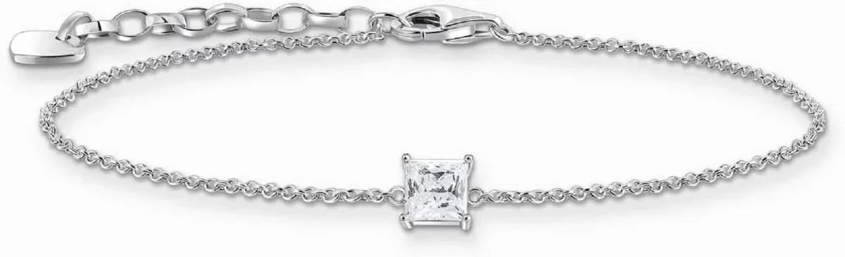 Silbernes Armband mit rechteckigem Steinchen-Anhänger auf Gliederkette
