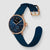 Smartwatch ibrida: quadrante blu, cassa in oro rosa, cinturino in silicone blu scuro