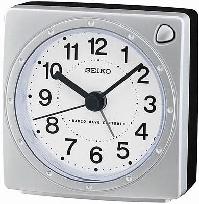 Sveglia radiocontrollata Seiko con quadrante analogico, lancette nere e pulsante snooze, cassa grigio chiaro