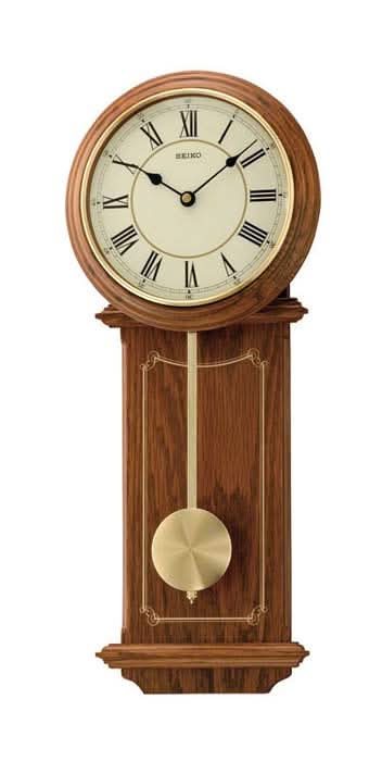 Orologio da parete in legno con pendolo, numeri romani e quadrante color crema