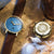 Damenuhr mit blauem Zifferblatt, goldfarbenen Zeigern und braunem Lederarmband.