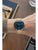 Orologio da uomo al polso con quadrante blu e cinturino a rete color oro