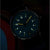 Orologio da uomo con quadrante blu e indici gialli luminescenti di notte