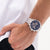 Męski zegarek typu chronograf ze srebrną metalową bransoletą i niebieską tarczą