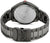 Herrenuhr-Ansicht von hinten: graues Metallarmband, rundes Gehäuse mit Prägung