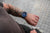 Orologio da uomo al polso con cinturino in pelle blu e quadrante blu