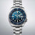 Herrenuhr mit blauem Zifferblatt, silbernem Edelstahlarmband und Indexen