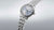 Orologio da uomo, vista laterale: cassa in acciaio inossidabile con corona, quadrante blu