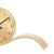 Primo piano di orologio da tavolo: bordo del quadrante rotondo e base curva in legno effetto ottone