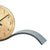 Orologio da tavolo con quadrante beige e base di supporto curva grigia