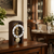 Orologio da tavolo in cassa di legno scuro con movimento visibile in ottone e regolatore a pendolo