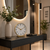 Orologio da tavolo con quadrante bianco e lancette dorate, cornice in ottone su console