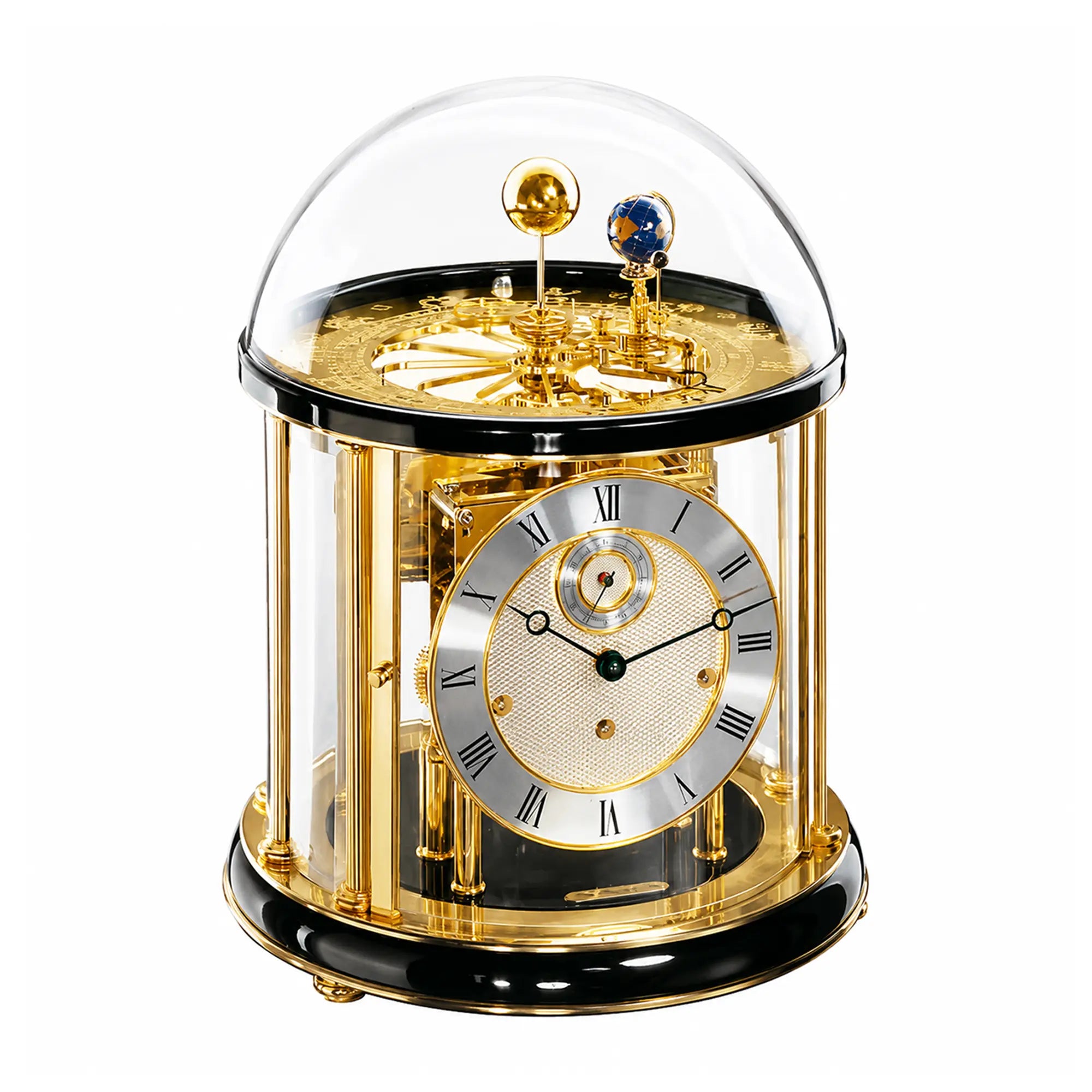 Orologio da tavolo con cupola in vetro, struttura color oro, base nera; numeri romani sul quadrante