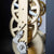 Vista dettagliata del movimento di un orologio da tavolo con ingranaggi e bracci metallici