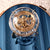 Orologio da tavolo con cupola in vetro e meccanismo in ottone