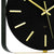 Funkwanduhr mit schwarzem Zifferblatt und goldenen Indexen, goldene Zeiger im Close-up