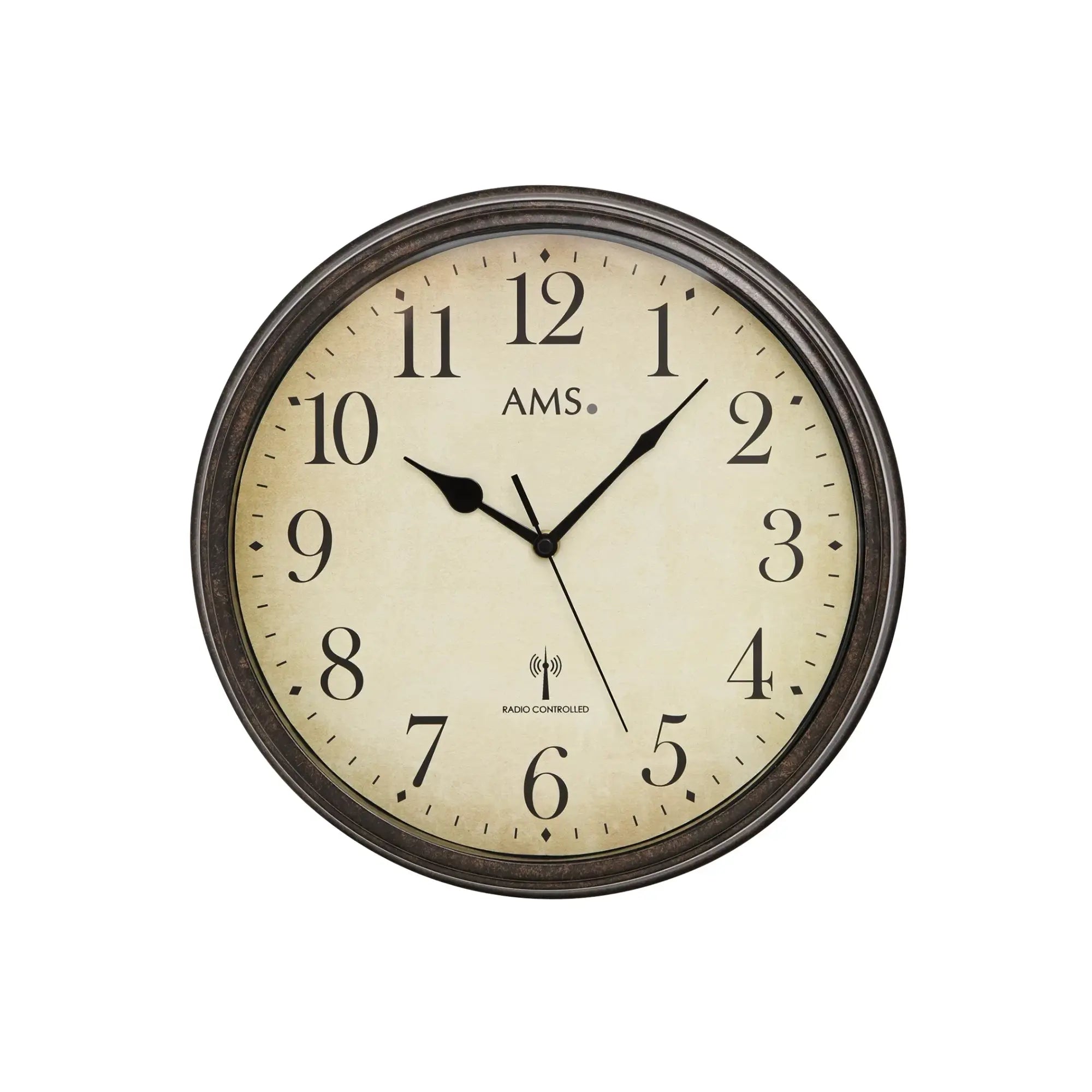 Wanduhr mit beigem Zifferblatt, schwarzen Zeigern, römischen Ziffern und dunklem Metallgehäuse