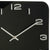 Nahaufnahme: Karlsson Wanduhr, schwarze Fläche mit silbernen Zeigern und Ziffer 2