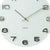 Nahaufnahme der Uhr: weißes Ziffernblatt mit arabischen Ziffern und silbernen Zeigern
