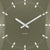 Detailansicht der quadratischen Wanduhr: grünes Zifferblatt, weiße Zeiger und Index