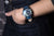 Orologio da donna al polso: cinturino blu e quadrante in abalone con lancette