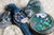 "Orologio da donna con cinturino blu e cassa rotonda; quadrante in abalone con indici"