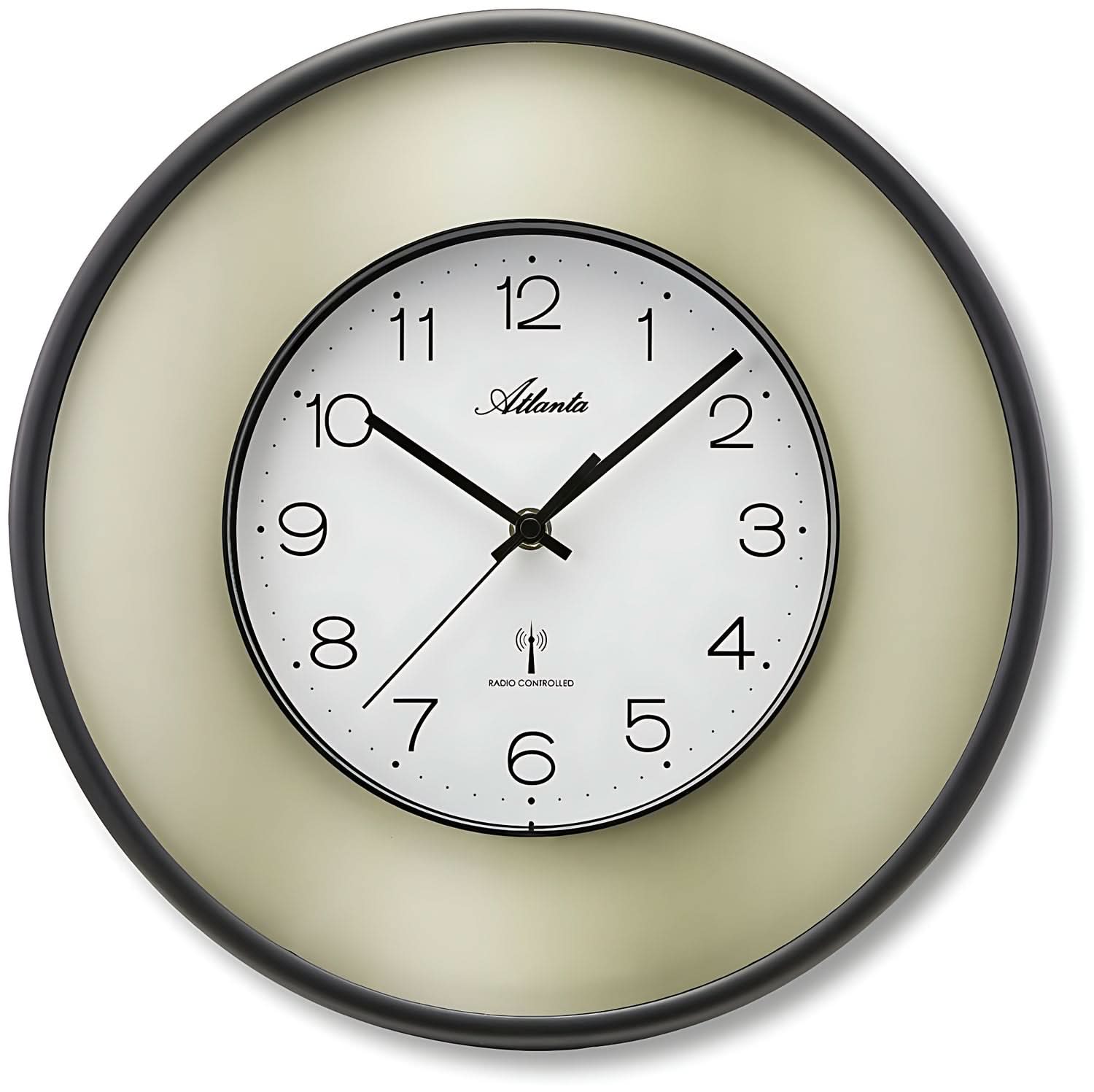 Orologio da parete rotondo con cornice in plastica nera e quadrante beige, numeri arabi