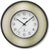 Orologio da parete rotondo con cornice in plastica nera e quadrante beige, numeri arabi