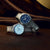 Casio Armbanduhr mit blauem Zifferblatt und Metallarmband neben einer weiteren Uhr