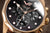 Orologio da donna: vista ravvicinata del quadrante con sottoquadranti cronografici, lancette color oro rosa, cinturino in pelle