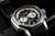 Orologio da uomo con quadrante nero, dettagli color oro e cronografo