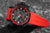 Orologio da uomo con lunetta nera, cinturino in silicone rosso e quadrante scuro