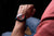 Herrenarmbanduhr am Handgelenk: blaues Gehäuse mit braunem Lederband