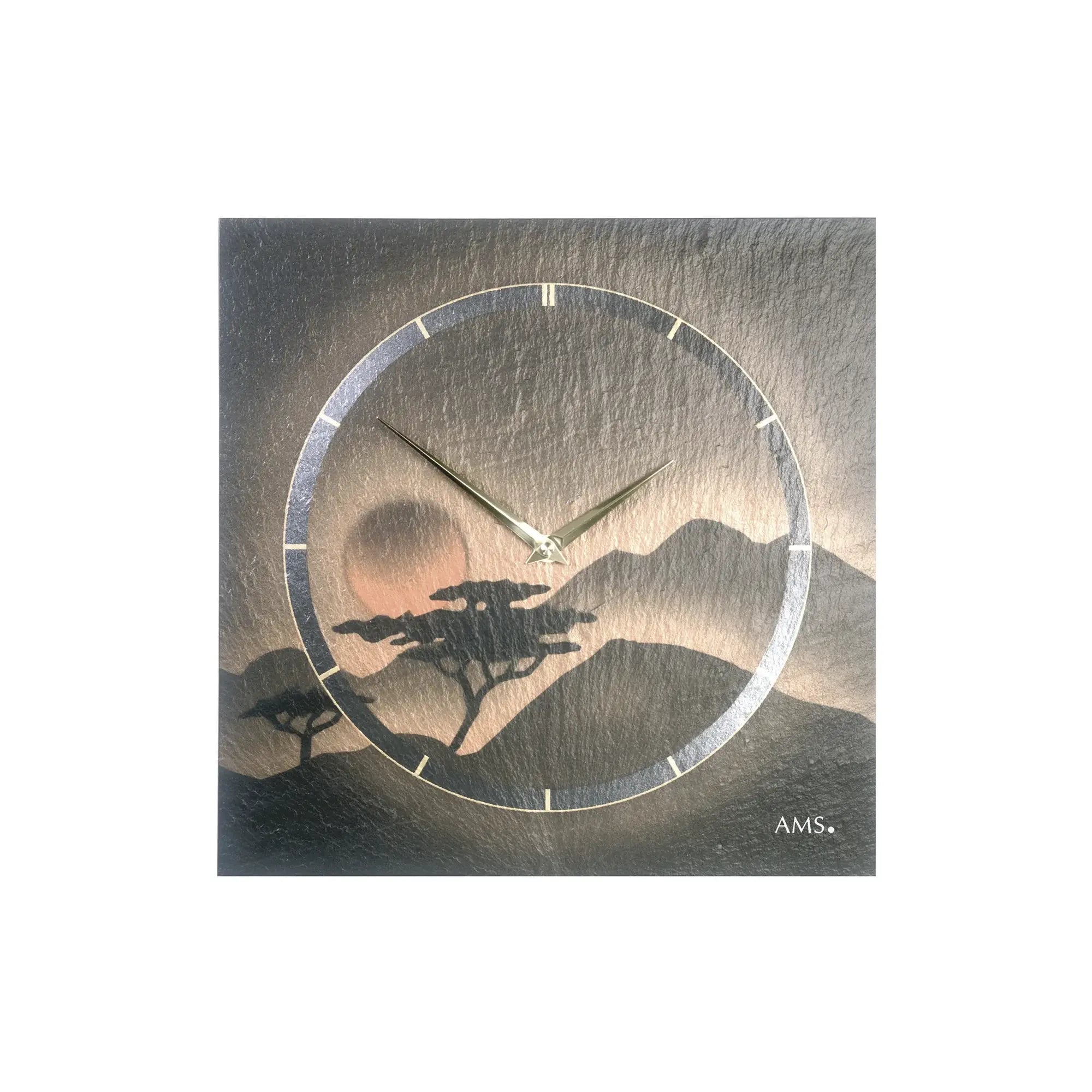 Wanduhr aus Naturschiefer mit rundem Zifferblatt, silbernen Zeigern und Bergmotiv
