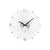 Silberne Wanduhr mit römischen Ziffern, schwarzen Zeigern und Metallstäben
